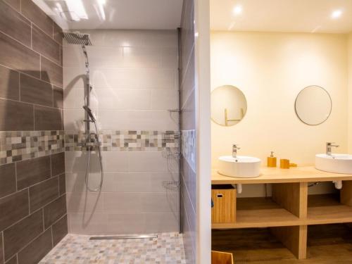 een badkamer met een douche en 2 wastafels bij Gîte Sarlat-la-Canéda, 4 pièces, 6 personnes - FR-1-616-370 in Sarlat-la-Canéda
