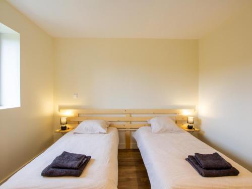 twee bedden in een kamer met handdoeken erop bij Gîte Sarlat-la-Canéda, 4 pièces, 6 personnes - FR-1-616-370 in Sarlat-la-Canéda