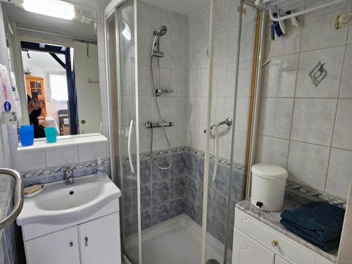 une salle de bain avec douche et lavabo dans l'établissement Maison avec Piscine, Tennis et Lac - Proche Forêt et Plages - Les Mathes - FR-1-550-72, aux Mathes