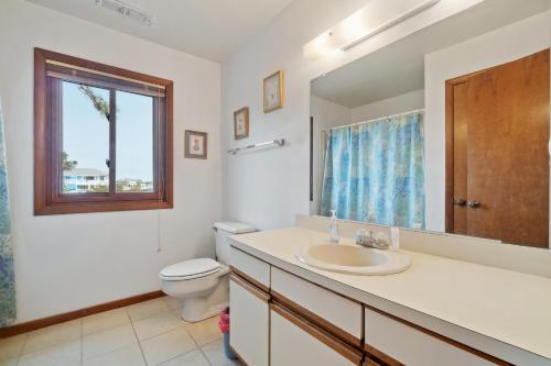 een badkamer met een wastafel en een toilet bij Acadian Bay in Virginia Beach