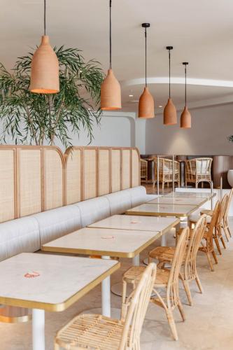 Un restaurante o sitio para comer en The Brighton Hotel Sydney - Mgallery Collection