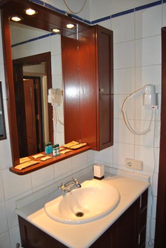 a bathroom with a sink and a mirror at Casa Rural El Granero in Agüimes