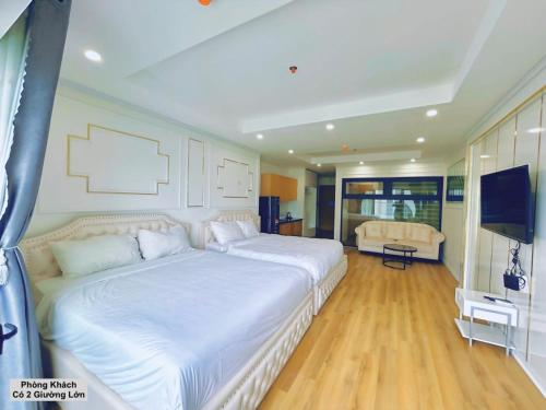 歸仁的住宿－Căn hộ TMS Pullman Nhớ，卧室配有一张白色大床和电视。