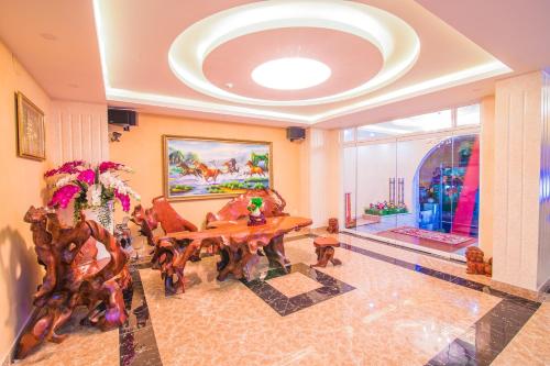 een woonkamer met een houten tafel en stoelen bij Hotel Ngọc Ánh in Ho Chi Minh-stad