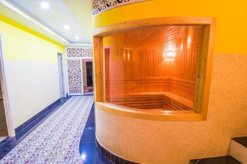 een kamer met een sauna in een gebouw bij Hotel Ngọc Ánh in Ho Chi Minh-stad