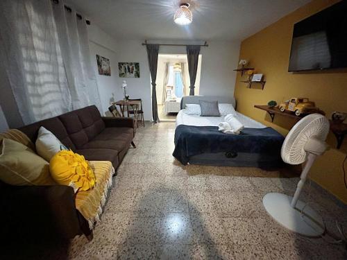 - un salon avec un lit et un canapé dans l'établissement Casa Dona Guilla 1, 