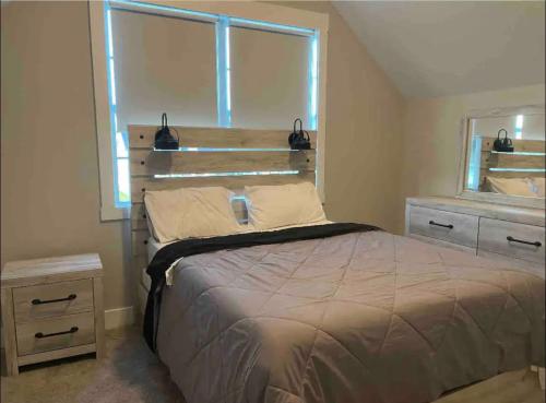 een slaapkamer met een bed en een groot raam bij Murfreesboro one Bedroom only with shared space in Murfreesboro