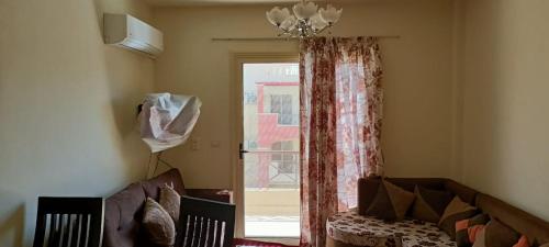 For Family شاليه في السويس: غرفة معيشة مع أريكة ونافذة