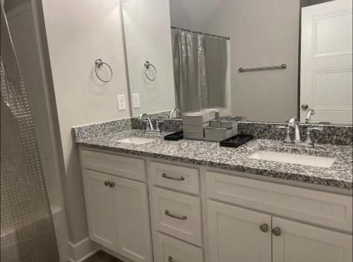 een badkamer met 2 wastafels en een grote spiegel bij Murfreesboro one Bedroom only with shared space in Murfreesboro