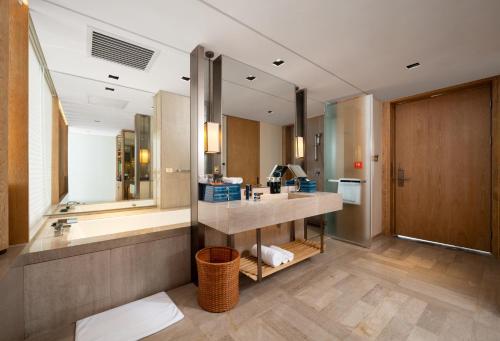 baño con lavabo y espejo grande en Hotel Indigo Dali Erhai, an IHG Hotel en Dali