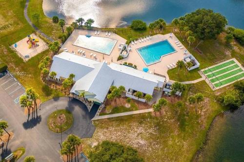 una vista aérea de una casa con piscina en Home Away From Home en Vero Beach