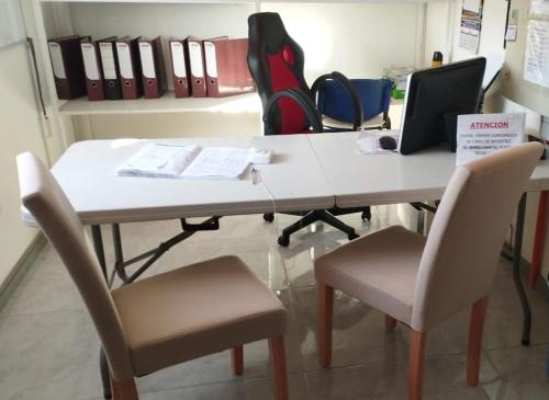 einem Tisch mit zwei Stühlen und einem Laptop darauf in der Unterkunft HOSTAL DIEGO DE ALMAGRO in Diego de Almagro