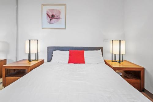 メルボルンにある1 Bedroom Unbeatable Location with Parkingのベッドルーム(白い大型ベッド、ランプ2つ付)