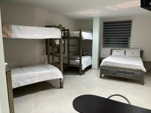 Bunk bed o mga bunk bed sa kuwarto sa Hotel Ocean Fusagasuga