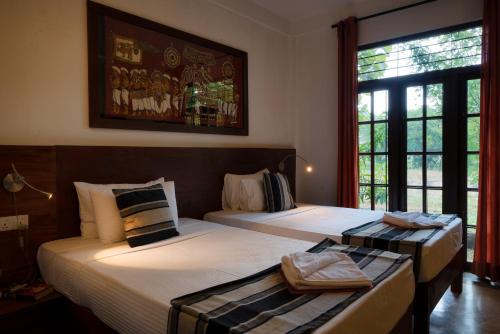 เตียงในห้องที่ Lario Resort Sigiriya
