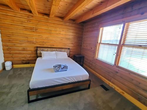 เตียงในห้องที่ Gorgeous Cabin by Lake with Waterview and walking access