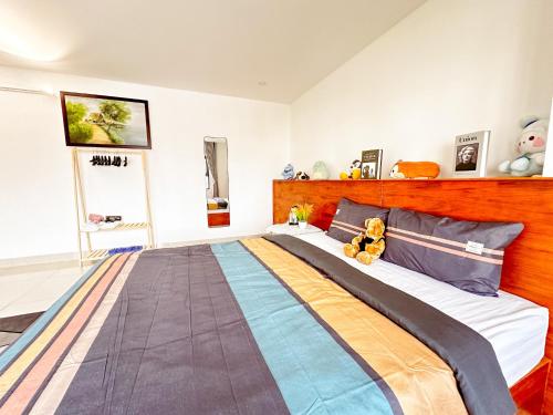 a bedroom with a large bed with a wooden headboard at Hồng Châu Hotel in Danang