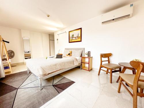 1 dormitorio con 1 cama, mesa y sillas en Hồng Châu Hotel en Da Nang