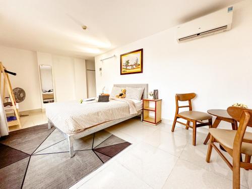 a bedroom with a bed and a table and chairs at Hồng Châu Hotel in Da Nang