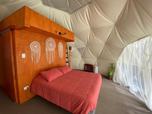 a bedroom with a bed in a tent at Domo en los vilos, parcela cascabeles in Los Vilos