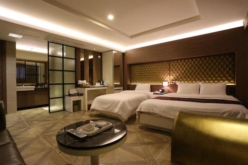 En eller flere senger på et rom på Hotel Zenith