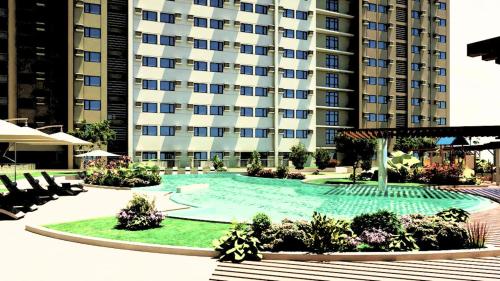 ein großes Apartmenthaus mit großem Pool in der Unterkunft Modern Designed Studio Condo Near Ayala Centrio in Cagayan de Oro