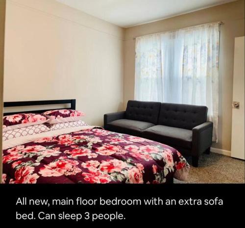 - une chambre avec un lit et un canapé dans l'établissement Niagara View Inc LaSalle Av 3+Bd R,1.5 Bth, Parkng, à Niagara Falls