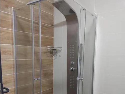 y baño con ducha y puerta de cristal. en 30 on Bergh, en Louis Trichardt