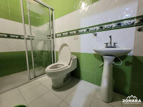 een badkamer met een toilet en een wastafel bij Villa Guitarra in San Jerónimo