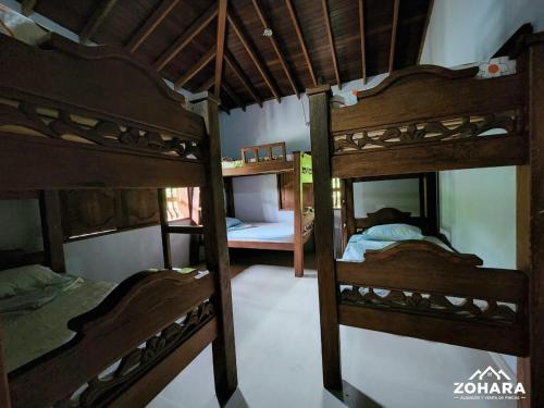 een kamer met 3 stapelbedden in een huis bij Villa Guitarra in San Jerónimo