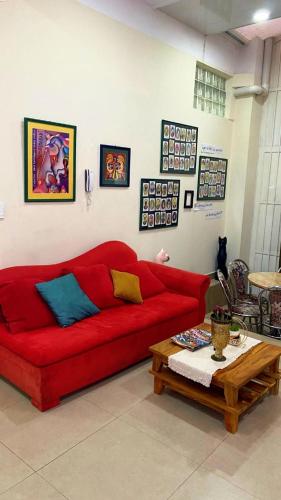 a red couch in a living room with a coffee table at Encantadora habitación in Sucre