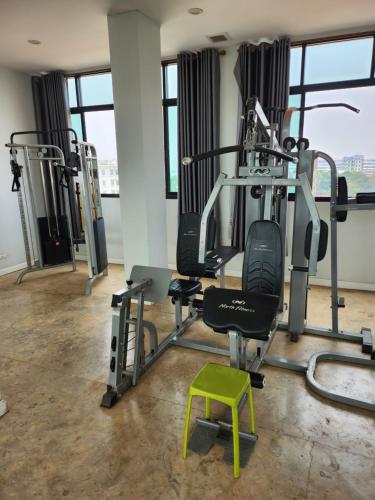 a gym with tread machines and a green stool at Pnd 아파트 in Vientiane
