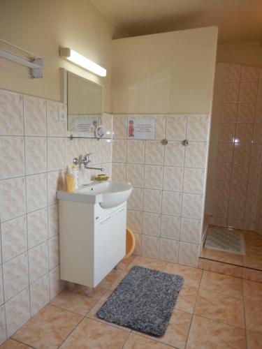 a bathroom with a sink and a shower at Pokoje goscinne Monika in Władysławowo