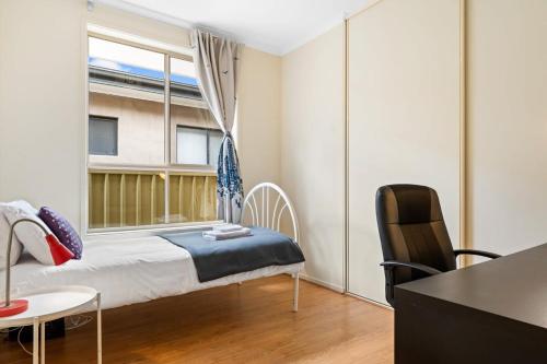 - une petite chambre avec un lit et une fenêtre dans l'établissement 3BR Home-City Fringe Location-Free WiFi & Parking, à Keswick