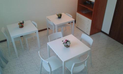 two tables and chairs with flowers on top of them at Il Piccolo Golf in Muggiò