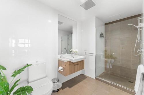 een badkamer met een toilet, een wastafel en een douche bij Comfy place with fabulous view Penthouse level in Adelaide