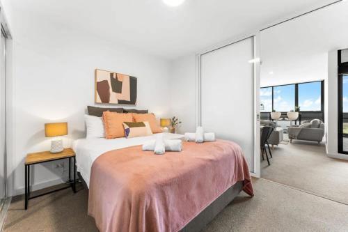 een slaapkamer met een groot bed en een woonkamer bij Comfy place with fabulous view Penthouse level in Adelaide