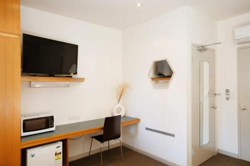 Μια τηλεόραση ή/και κέντρο ψυχαγωγίας στο CBD premium location Studio