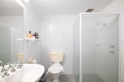 y baño con aseo, lavabo y ducha. en CBD premium location Studio en Adelaida