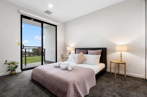 CampbelltownWoodforde 3BR house with an amazing view的卧室里有一张床，床上有一只泰迪熊