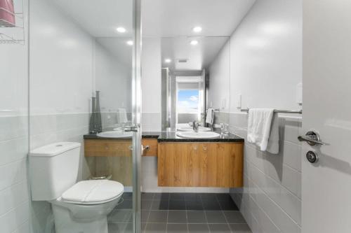 CBD 2BR Apartment at 96 North Tce - Free Parking في أديلايد: حمام مع مرحاض ومغسلة