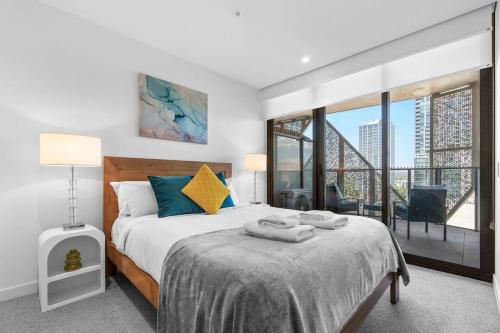 1 dormitorio con cama y ventana grande en Adelaide CBD Oasis - 2BR Realm Retreat - Level 19 en Adelaida