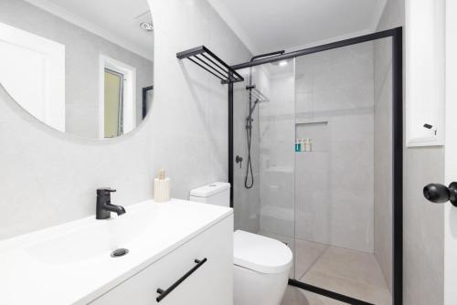 La salle de bains est pourvue d'une douche, de toilettes et d'un lavabo. dans l'établissement The 2BR Farm Escape idyllic scenery peaceful tour, à Gold Coast