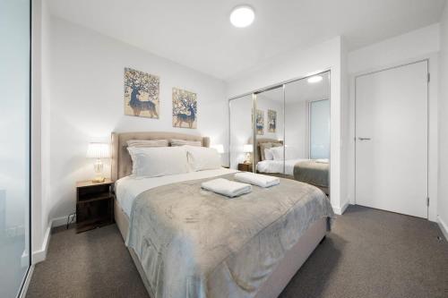 Ένα ή περισσότερα κρεβάτια σε δωμάτιο στο Pure Luxury Modern CBD 1BR Apt ChinaTown Carpark