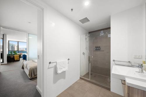 Phòng tắm tại Pure Luxury Modern CBD 1BR Apt ChinaTown Carpark