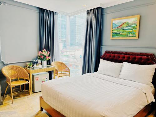 Un dormitorio con una cama grande y una ventana en Le Grand Hanoi Hotel - The Sun en Hanoi
