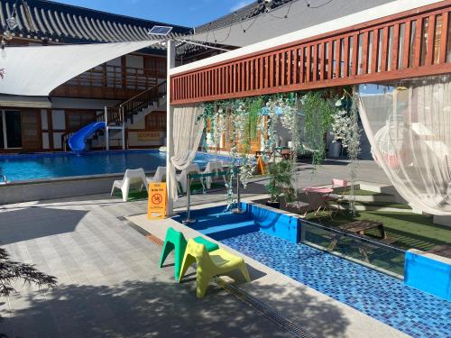 Bazén v ubytování Gyeongju N Hanok Pension nebo v jeho okolí