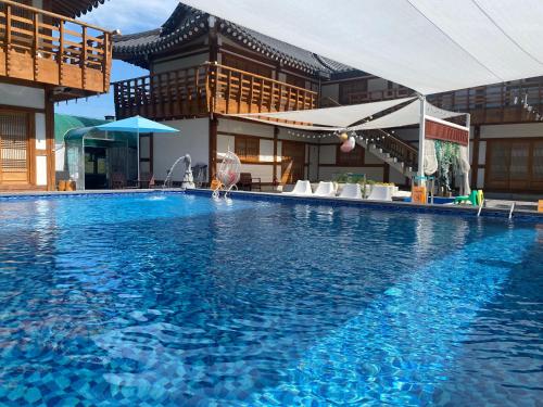 Bazén v ubytování Gyeongju N Hanok Pension nebo v jeho okolí
