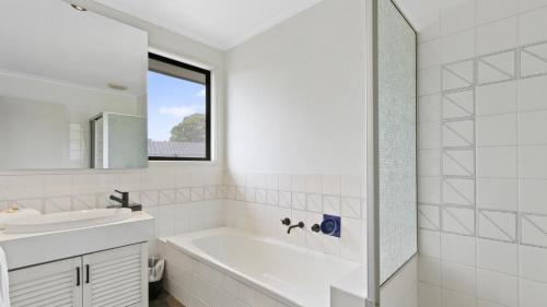 Un baño de On the Hill at Metung