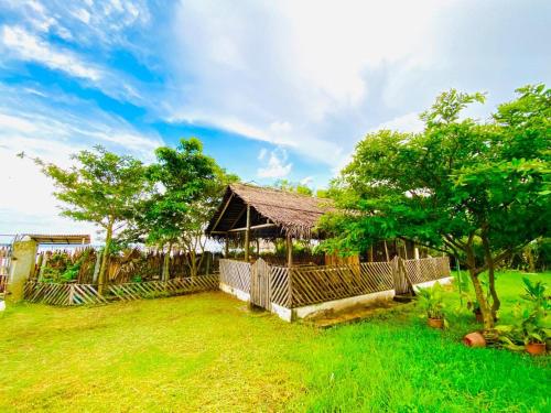 una casa con una valla y un patio de césped en Rangani Lagoon Resort, en Kalpitiya
